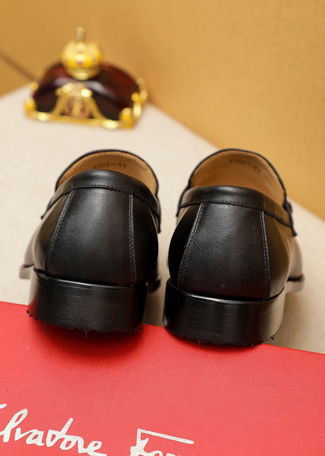 Men's shoes 💰460 💐 Product trademark: Ferragamo "Ferragamo" casual leather shoes Regular size: 38-44 (45.46🉑️customized) Product materials: Selected imported first-layer calfskin upper + luxury hardware buckle, imported water-dyed cowhide leather lining. Strong three-dimensional visual effect, original outsole color: 2⃣️seed leather materials optional
